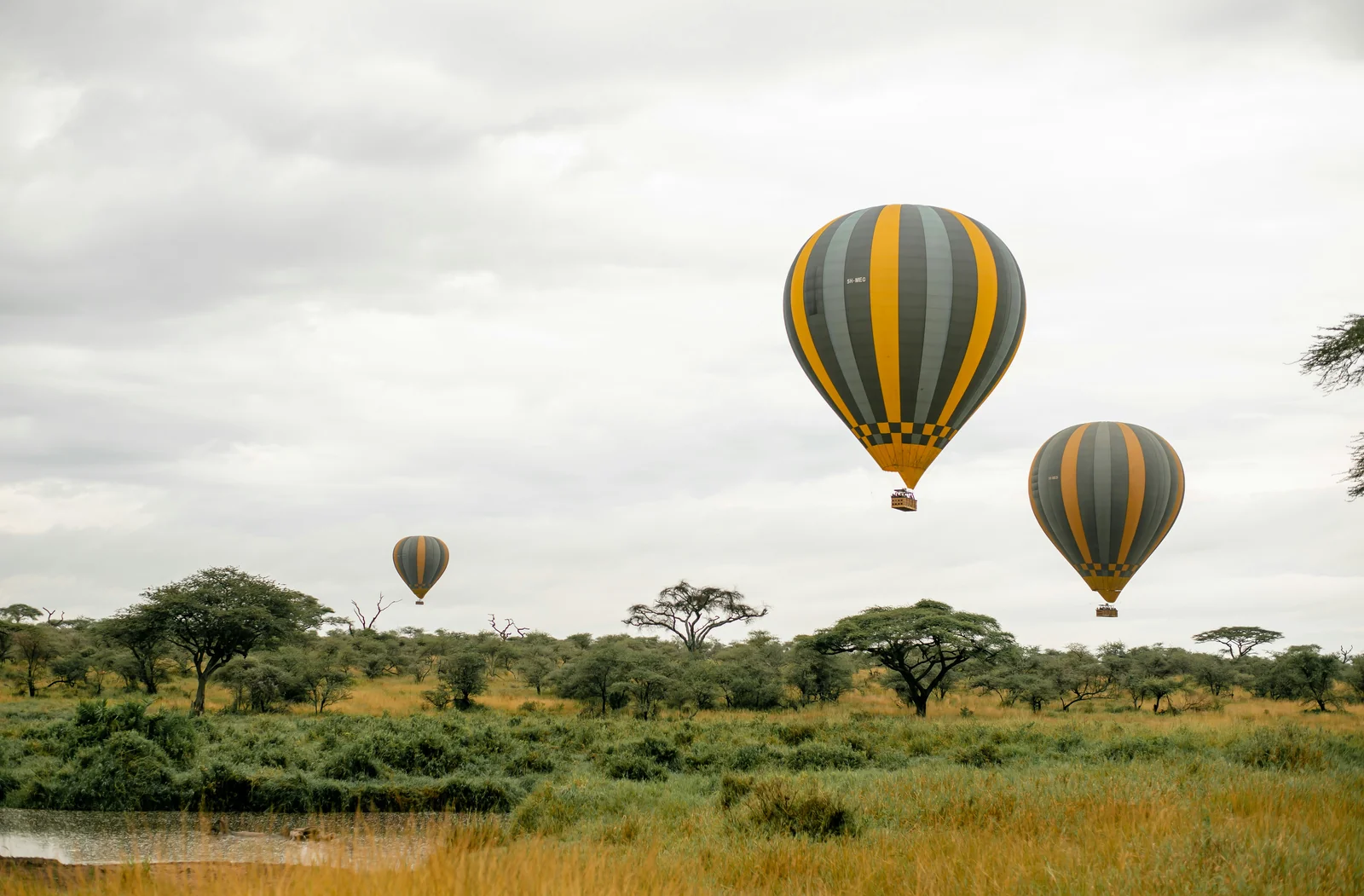 Heißluftballons über der tansanischen Savanne